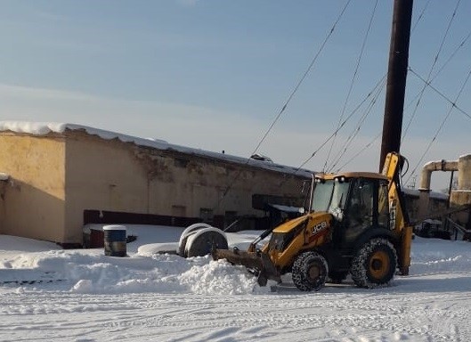 Военные коммунальщики устраняют последствия снегопада
