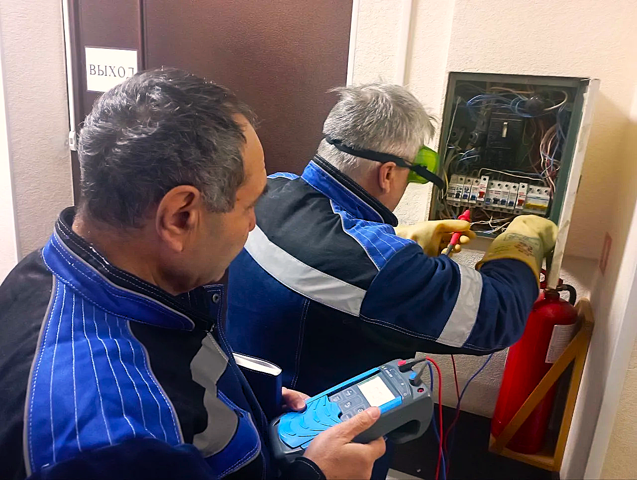 Военные коммунальщики проводят обследование электроустановок на объектах Минобороны России